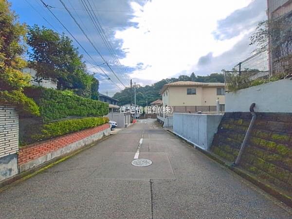 前面道路を含めた現地写真です。