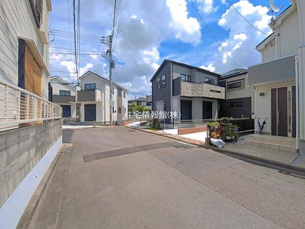 前面道路を含めた現地写真です。