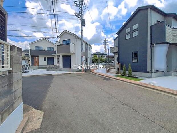 前面道路を含めた現地写真です。