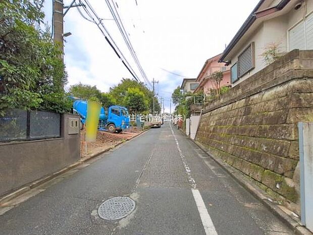 前面道路を含めた現地写真です。
