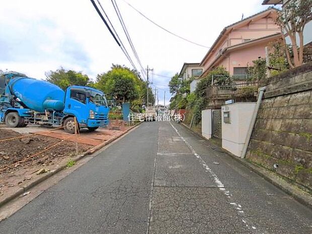 前面道路を含めた現地写真です。