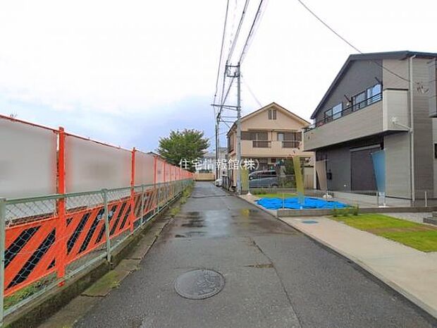 前面道路を含めた現地写真です。