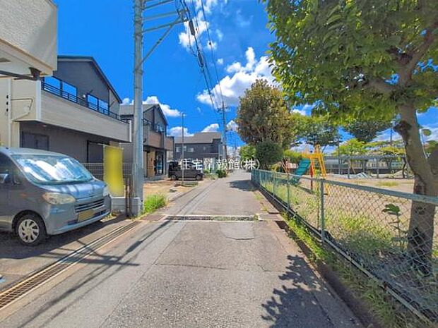 前面道路を含めた現地写真です。