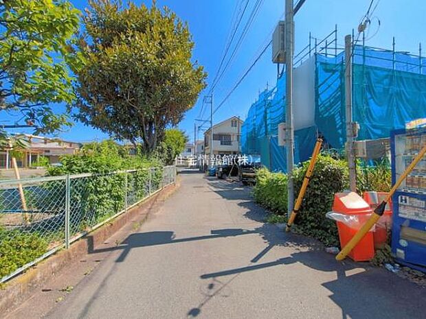 前面道路を含めた現地写真です。