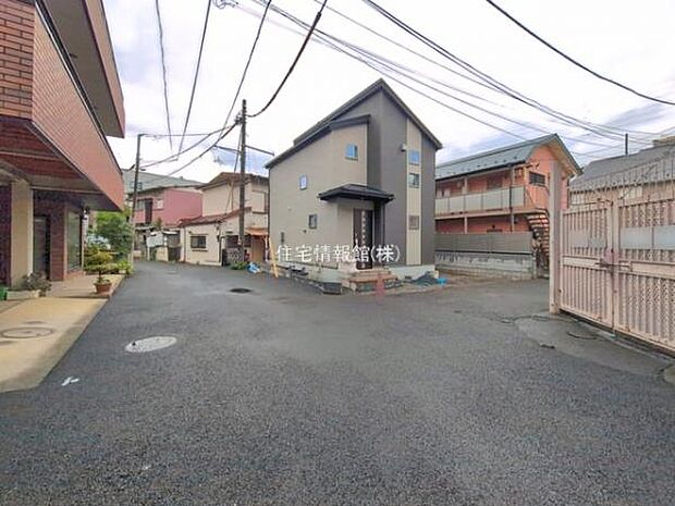 前面道路を含めた現地写真です。