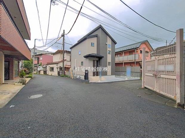 前面道路を含めた現地写真です。
