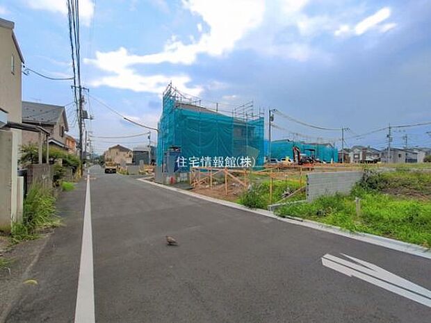 前面道路を含めた現地写真です。