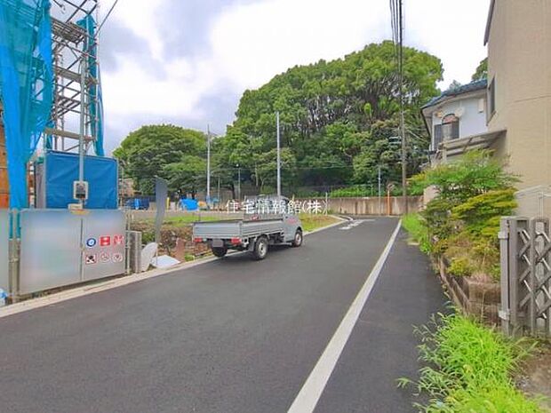 前面道路を含めた現地写真です。
