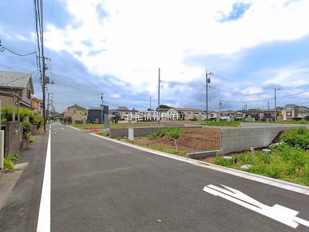 前面道路を含めた現地写真です。
