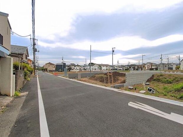 前面道路を含めた現地写真です。