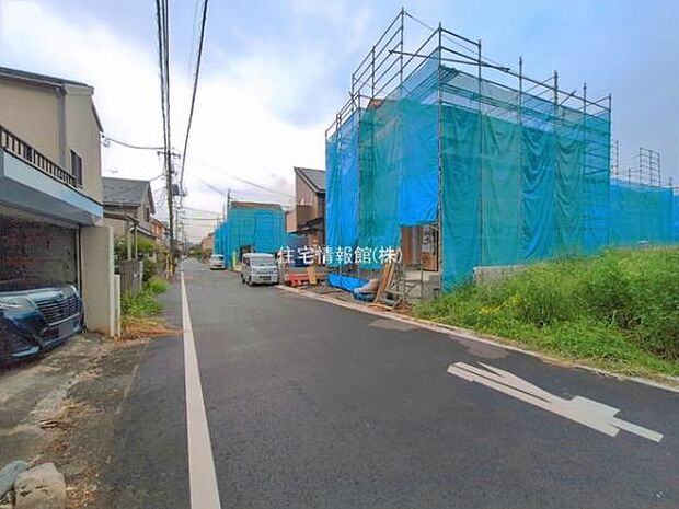 前面道路を含めた現地写真です。