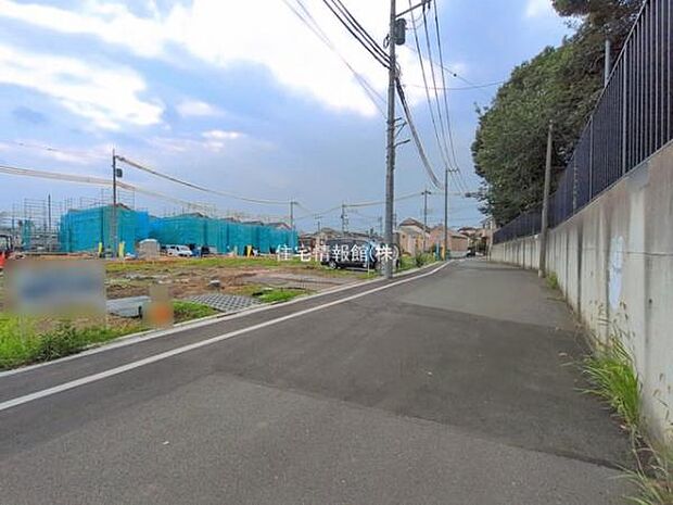 前面道路を含めた現地写真です。