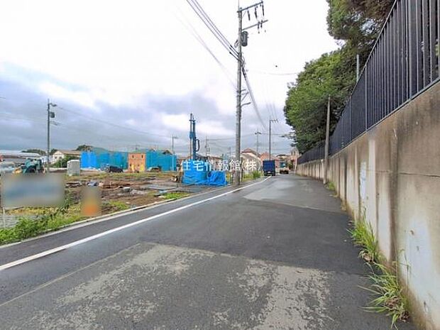 前面道路を含めた現地写真です。