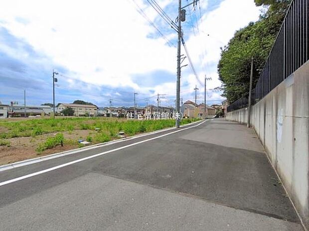 前面道路を含めた現地写真です。