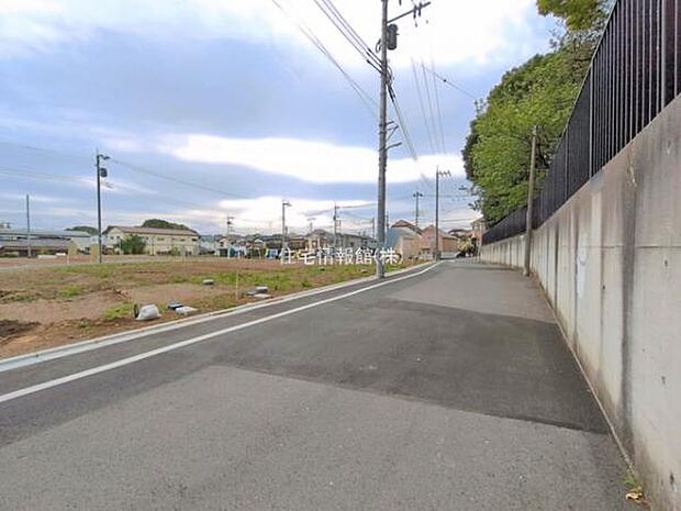 前面道路を含めた現地写真です。