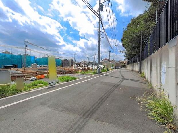 前面道路を含めた現地写真です。