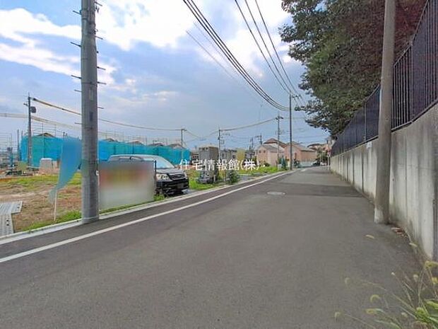 前面道路を含めた現地写真です。