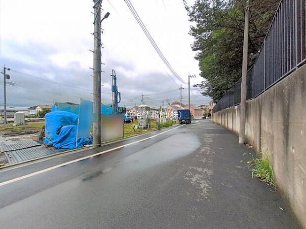 前面道路を含めた現地写真です。