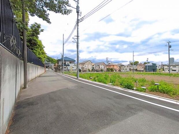 前面道路を含めた現地写真です。