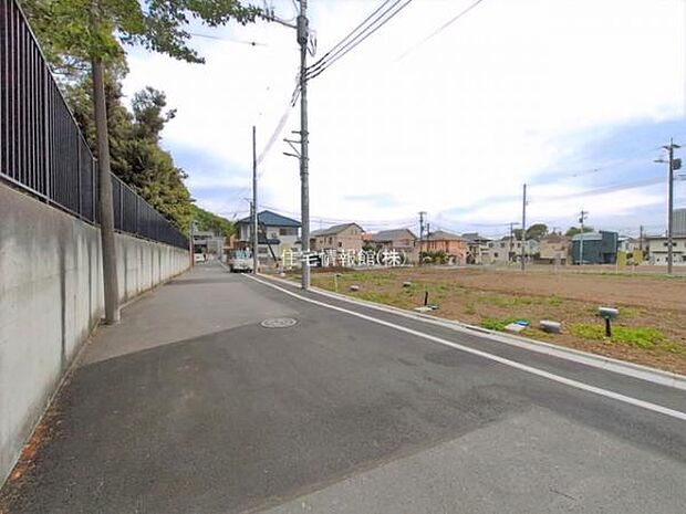 前面道路を含めた現地写真です。