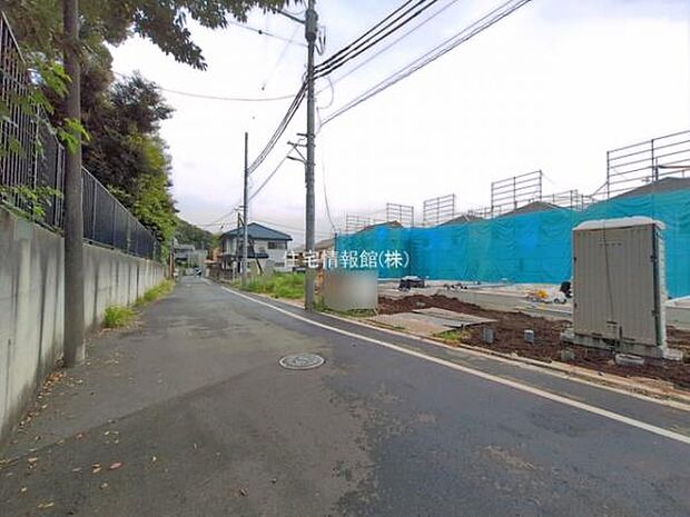 前面道路を含めた現地写真です。