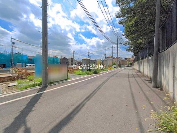 前面道路を含めた現地写真です。
