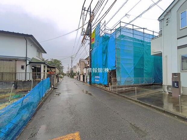 前面道路を含めた現地写真です。