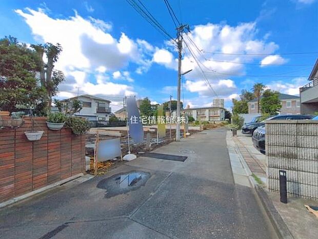 前面道路を含めた現地写真です。