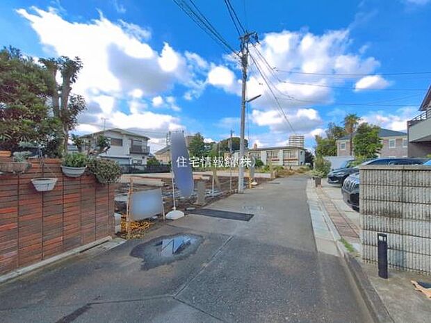 前面道路を含めた現地写真です。