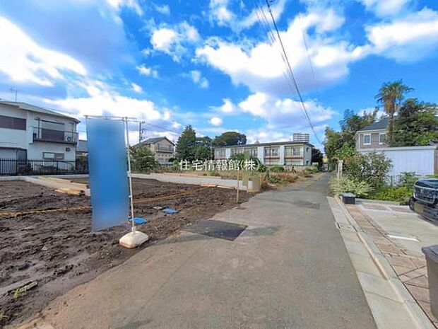前面道路を含めた現地写真です。