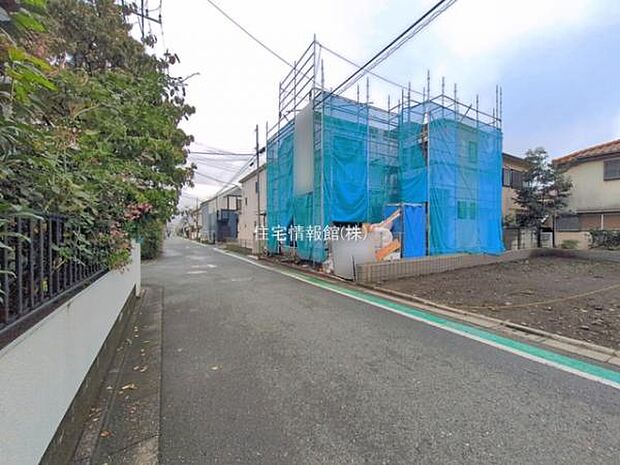 前面道路を含めた現地写真です。
