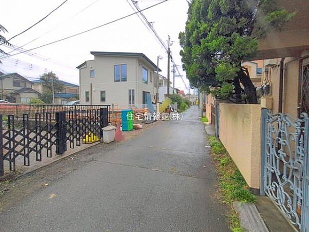 前面道路を含めた現地写真です。