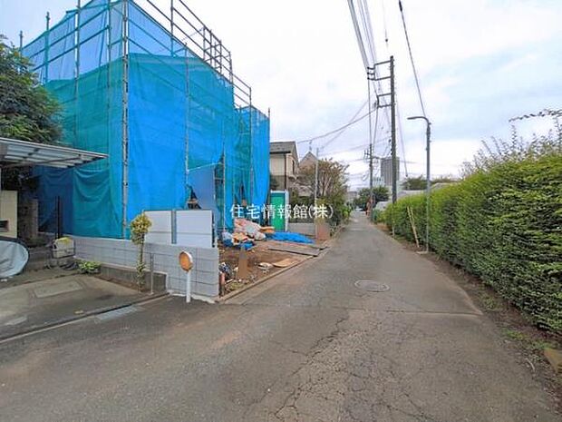 前面道路を含めた現地写真です。