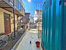 外観：前面道路を含めた現地写真です。