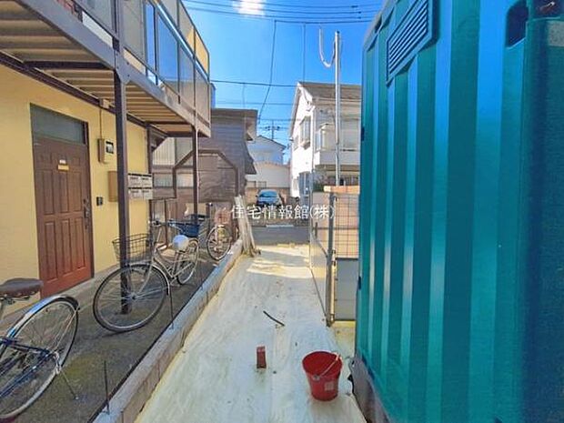 前面道路を含めた現地写真です。
