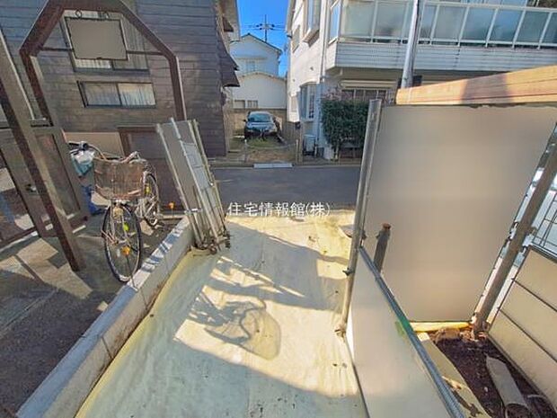 前面道路を含めた現地写真です。