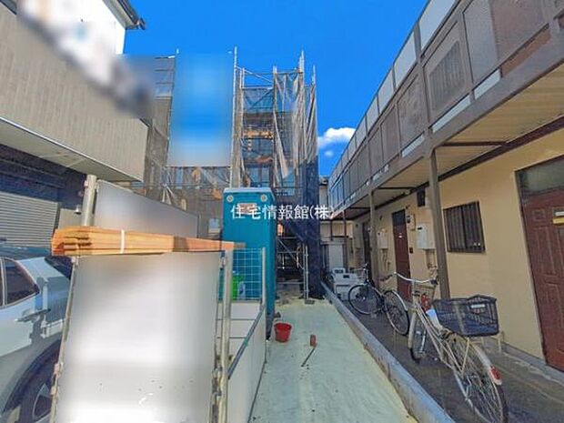 前面道路を含めた現地写真です。