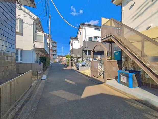 前面道路を含めた現地写真です。