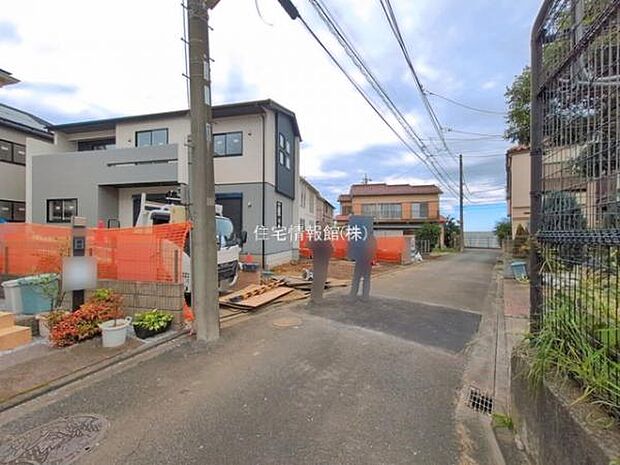 前面道路を含めた現地写真です。