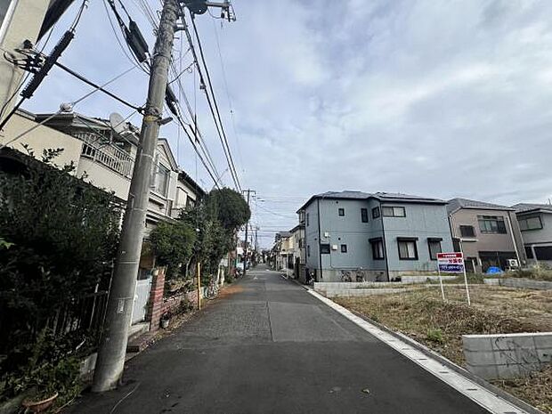 前面道路を含めた現地写真です。