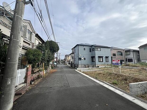 前面道路を含めた現地写真です。ぜひ周辺環境も併せてご覧ください。