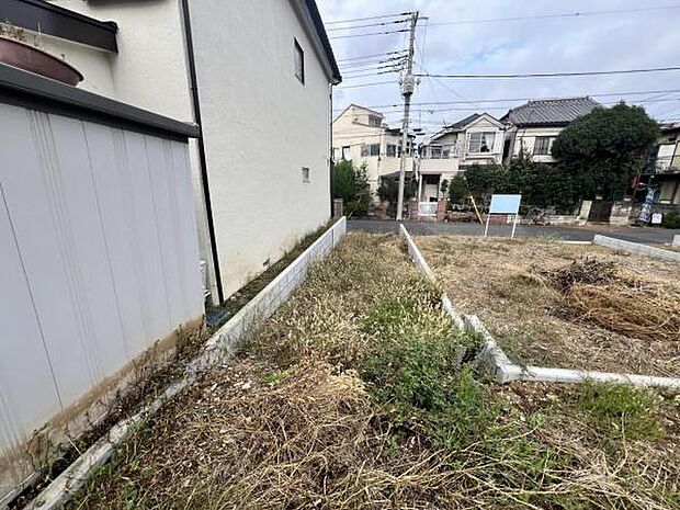 前面道路は約6mございます。