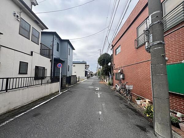 前面道路を含めた現地写真です。ぜひ周辺環境も併せてご覧ください。