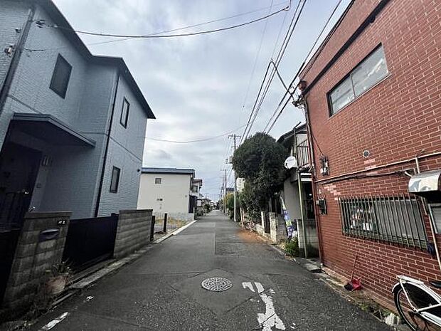 前面道路です。住宅地につき落ち着いた新生活を始められそうです。