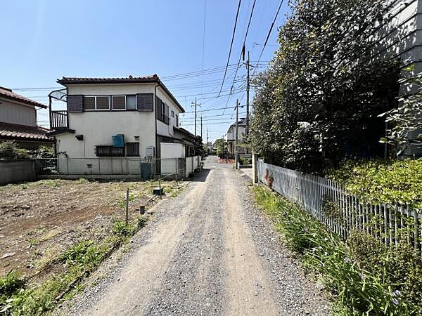 前面道路を含めた現地写真です。