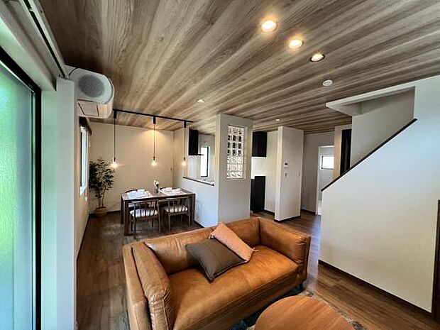 家族団らんの場所としてゆったりと居心地の良いリビングです。