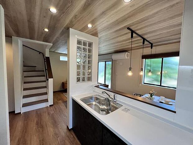 お食事中もキッチンと会話が楽しめるダイニングスペース。