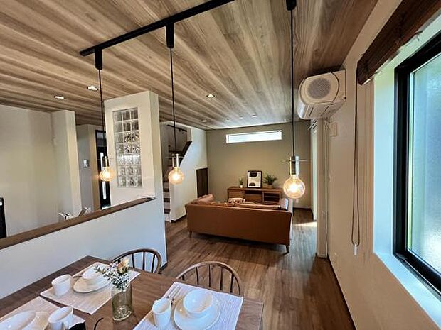 お食事中もキッチンと会話が楽しめるダイニングスペース。