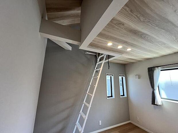 いつでもお部屋をスッキリお使い頂ける収納スペースを設置。