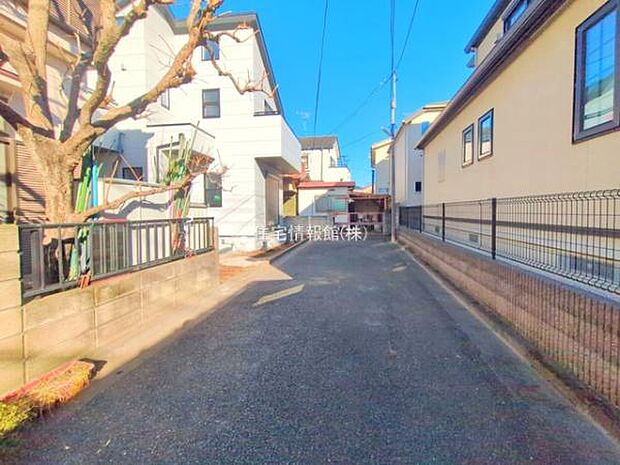 前面道路を含めた現地写真です。